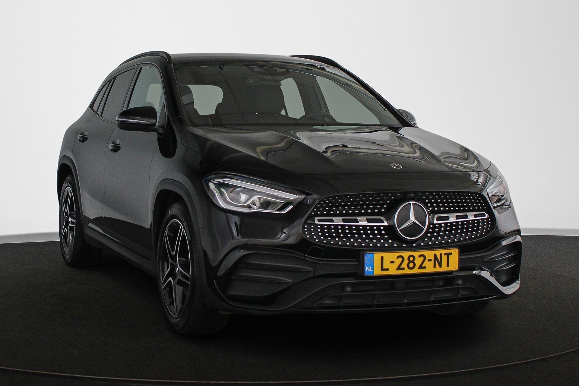 Mercedes-Benz GLA-klasse 180 Business Solution AMG Widescree, Gebruikt, 4 cilinders, Leder en Stof, Zwart
