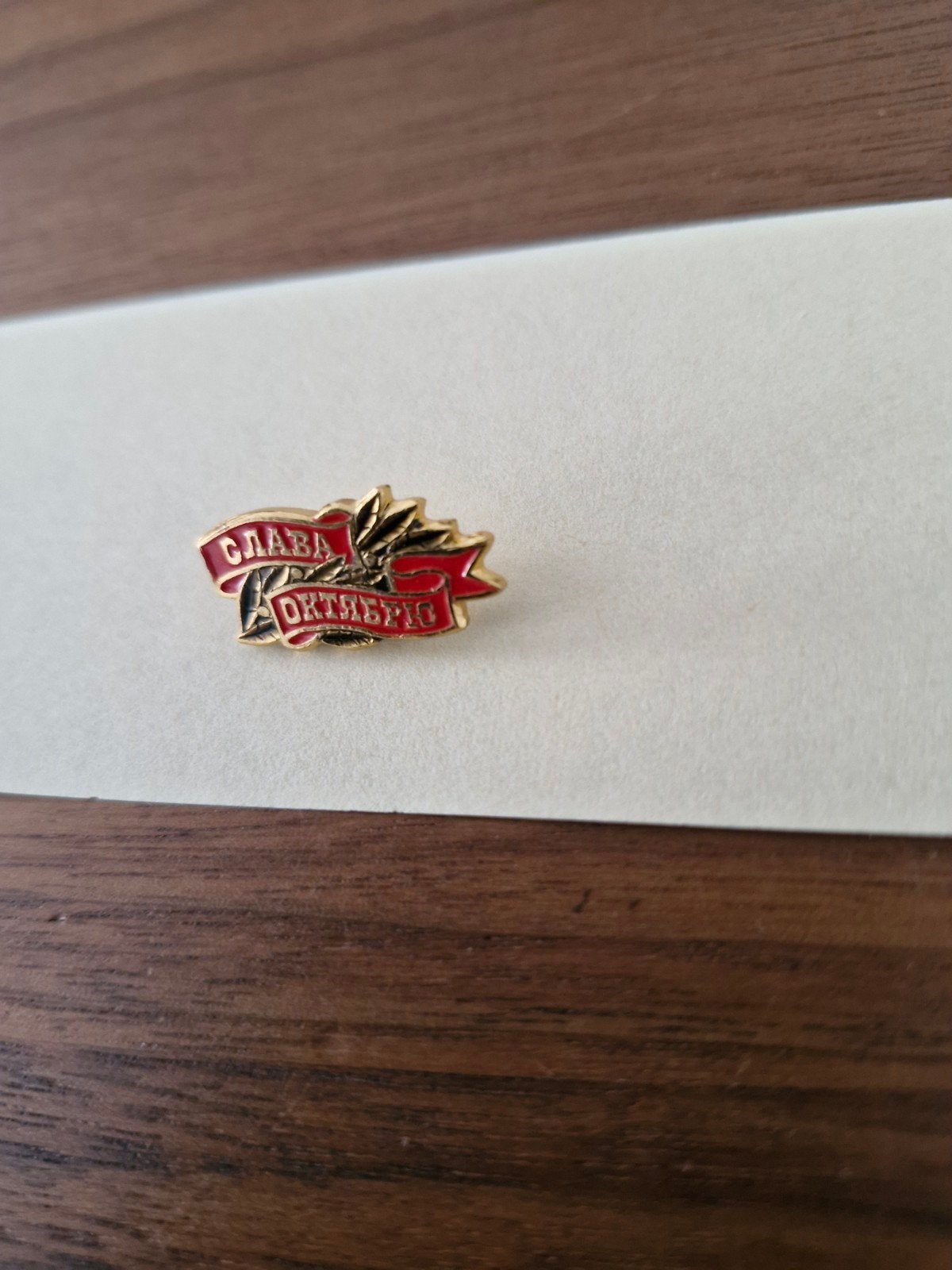 R 012 Vintage Sovjet-Unie speldje 'Glorie aan Oktober', Verzamelen, Ophalen of Verzenden, Gebruikt, Overige onderwerpen, Speldje of Pin