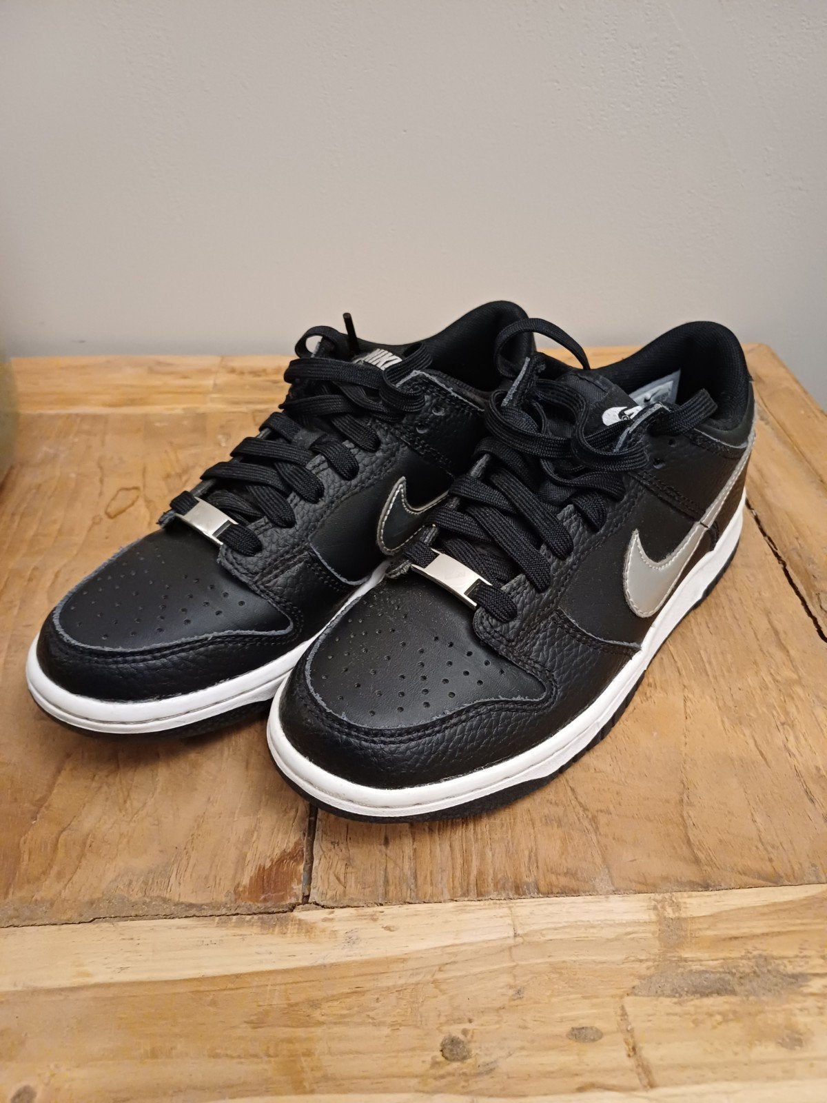 Nike Dunk Low GS Zwart/Zilver - Maat 36.5, Ophalen of Verzenden, Zo goed als nieuw, Jongen of Meisje