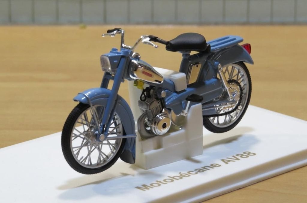 Motobecane AV88 brommer 1:18, Overige merken, MayCheong, Nieuw, Ophalen of Verzenden