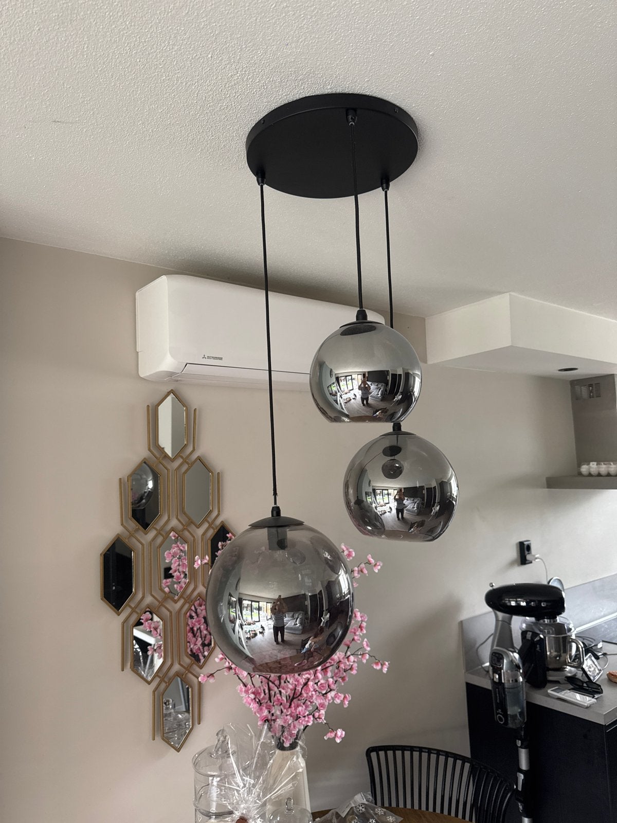 Moderne hanglamp met 3 glazen bollen, Huis en Inrichting, Lampen | Hanglampen, Ophalen, Zo goed als nieuw, Glas, E27 (groot)