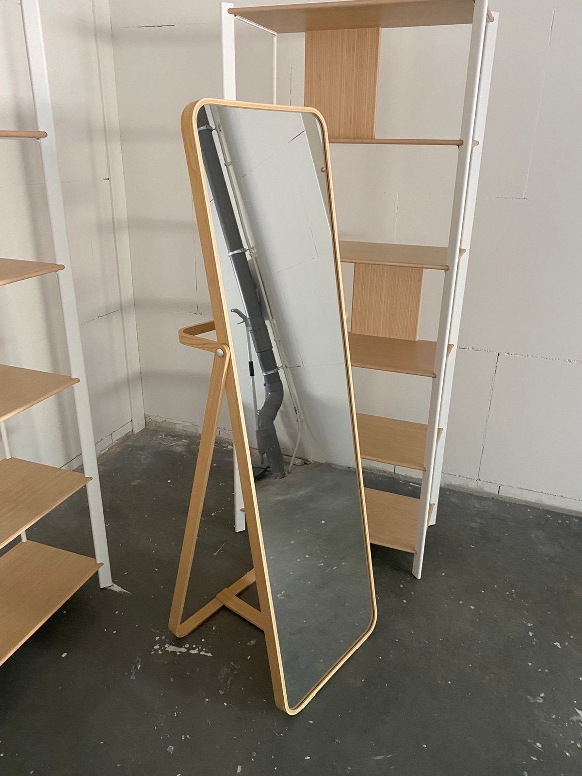 Staande spiegel IKORNNES IKEA NIEUW hout met rek, Kleding | Dames, Ophalen, Nieuw