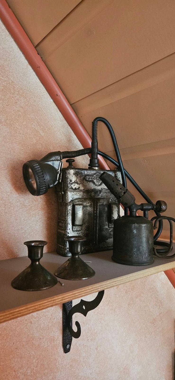 Antieke mijnlamp en soldeerbrander, Ophalen