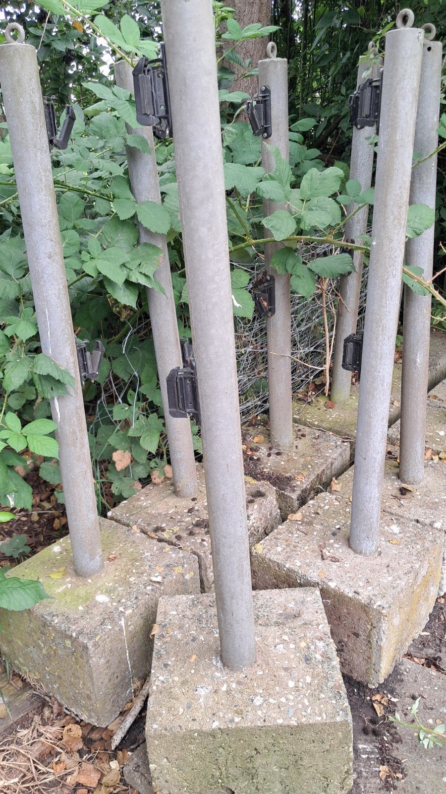 14 stuks gegalvaniseerde palen met een betonnen voet., Ophalen