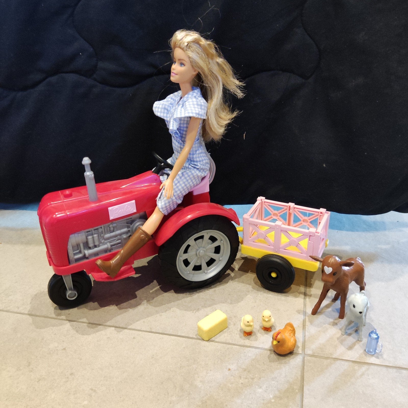 Barbie met tractor, aanhanger en boerderijdieren, Ophalen of Verzenden, Zo goed als nieuw, Barbie