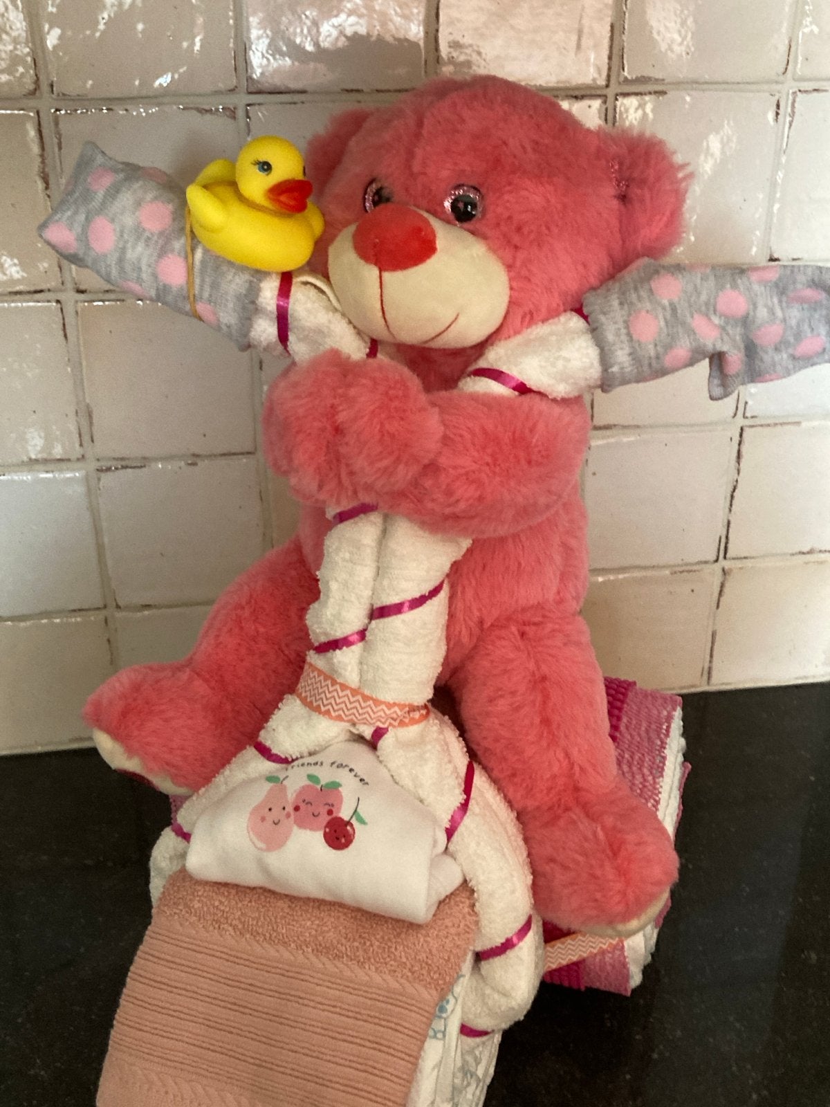 Kraamcadeau: Knuffel op luiertaart met badeendje, Ophalen of Verzenden, Nieuw, Kraamcadeau