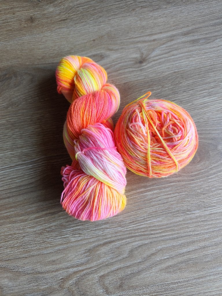T.k. 170 gram handgeverfde sokkenwol in geel/oranje/roze, Ophalen of Verzenden, Nieuw, Breien of Haken, Wol of Garen