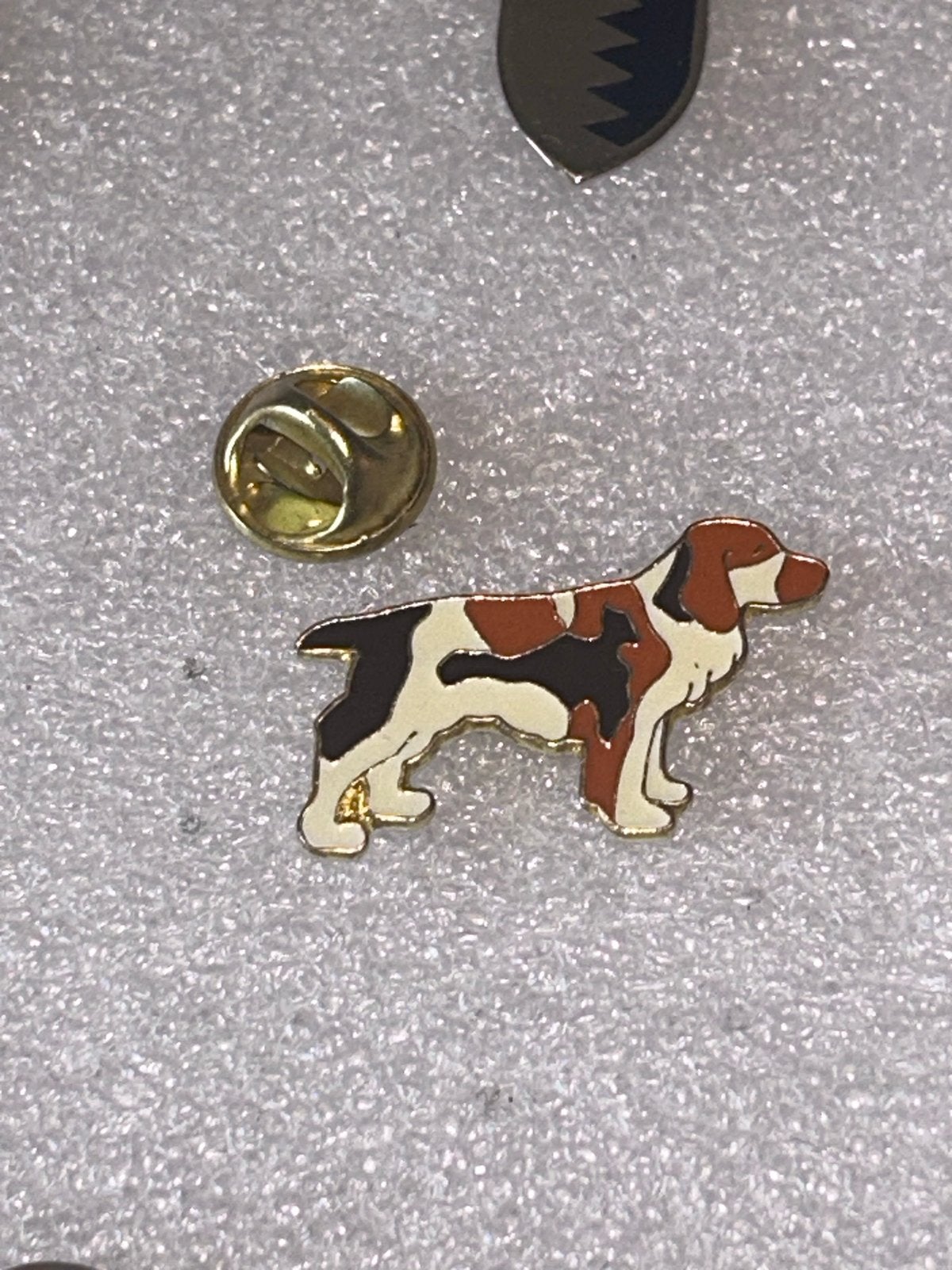 Hondenpin - Bruin, zwart en wit gevlekte hond, Ophalen of Verzenden, Gebruikt, Dier of Natuur, Speldje of Pin