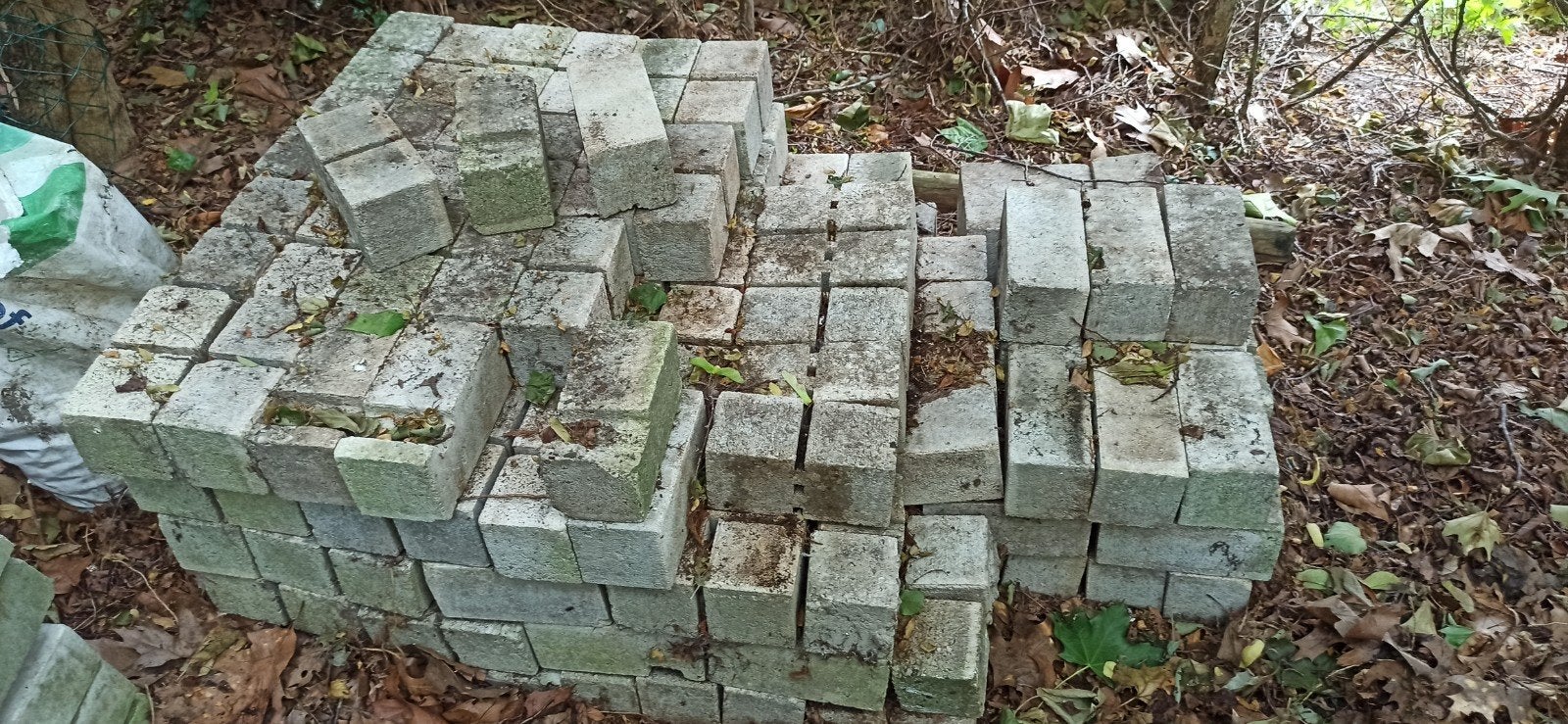 Stapel stenen met drainage, Tuin en Terras, Tegels en Klinkers, Ophalen, Beton, Klinkers