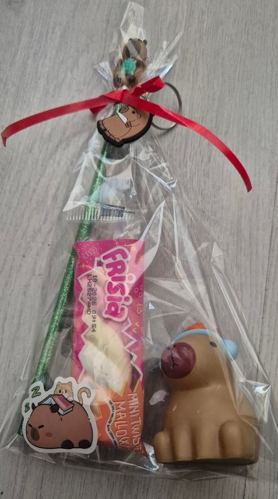 Traktatie cali bara,sleutelhanger,figuurtje,sticker,topper, Ophalen of Verzenden, Nieuw, Feestartikel, Verjaardag