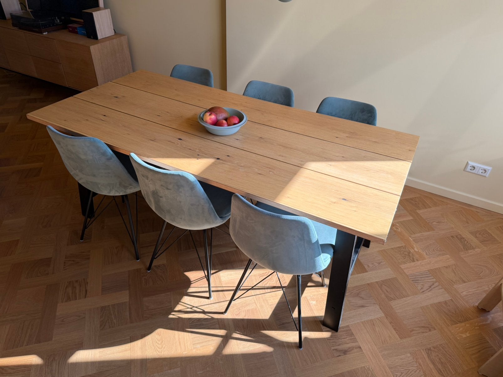 Foto 3 van Eettafel (90x190x75) met 6 groene velvet stoelen
