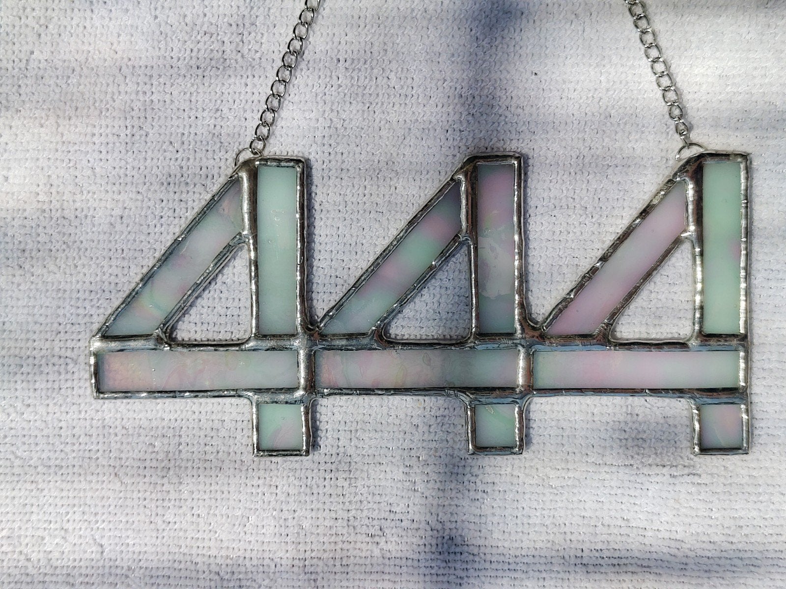 Handgemaakt glas-in-lood '444' raamhanger, Overige stijlen, Nieuw, Ophalen of Verzenden, Wit
