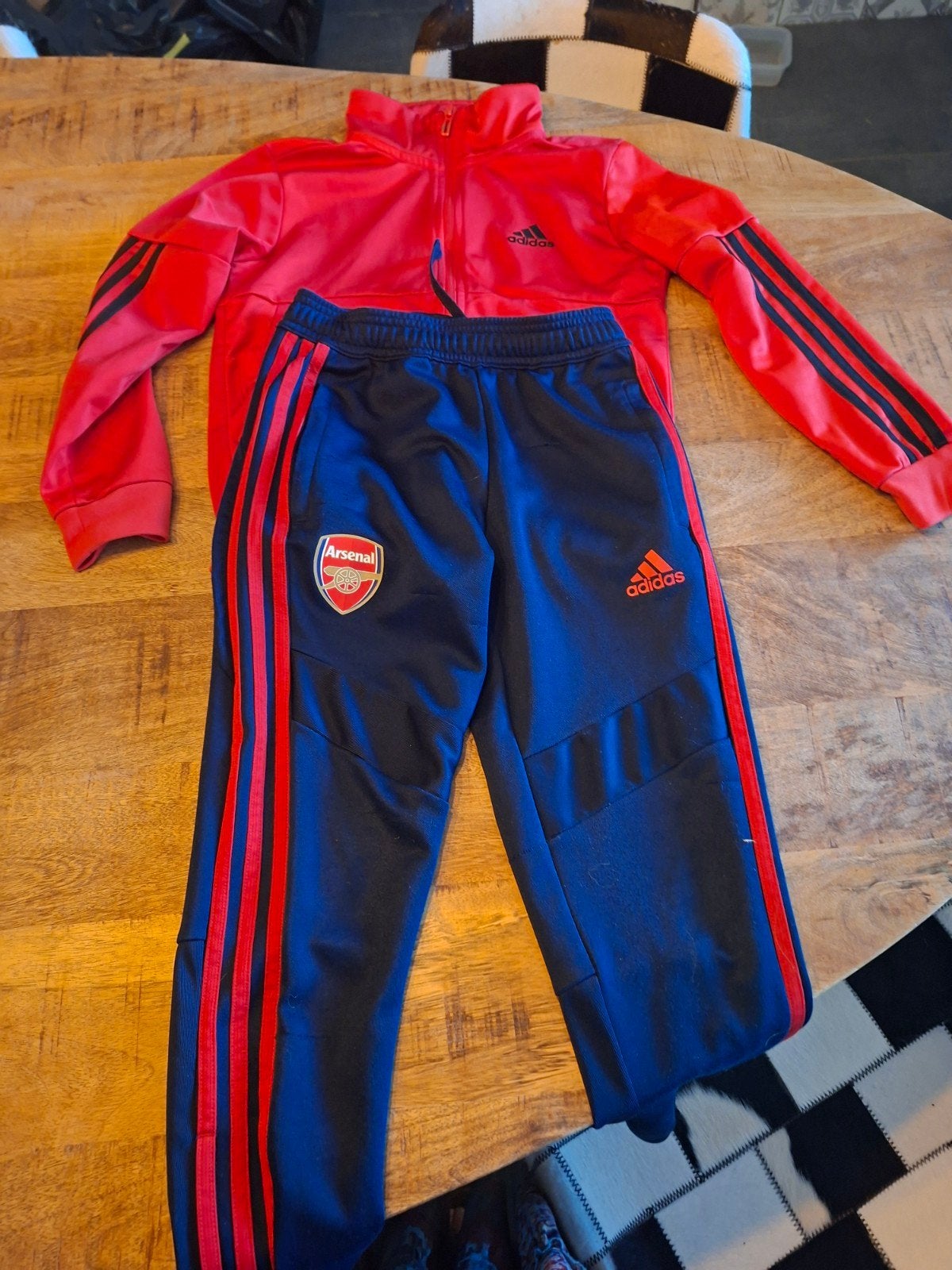 Trainingspak Adidas maat 140/146 en enkele sportshirtjes, Kinderen en Baby's, Ophalen of Verzenden, Zo goed als nieuw, Adidas