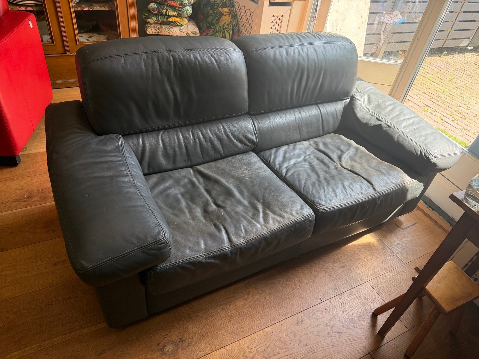Gratis Comfortabele 2-zits leren bank - Donkergrijs, Huis en Inrichting, Banken | Bankstellen, Gebruikt, Rechte bank, Tweepersoons