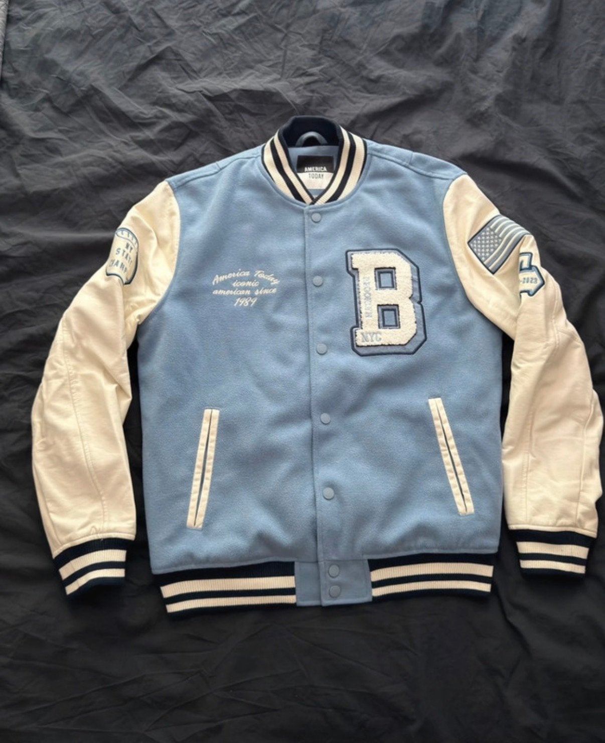 America Today Varsity Jacket - New York - Maat S, Kleding | Heren, Verzenden, Gedragen, Maat 46 (S) of kleiner, Blauw