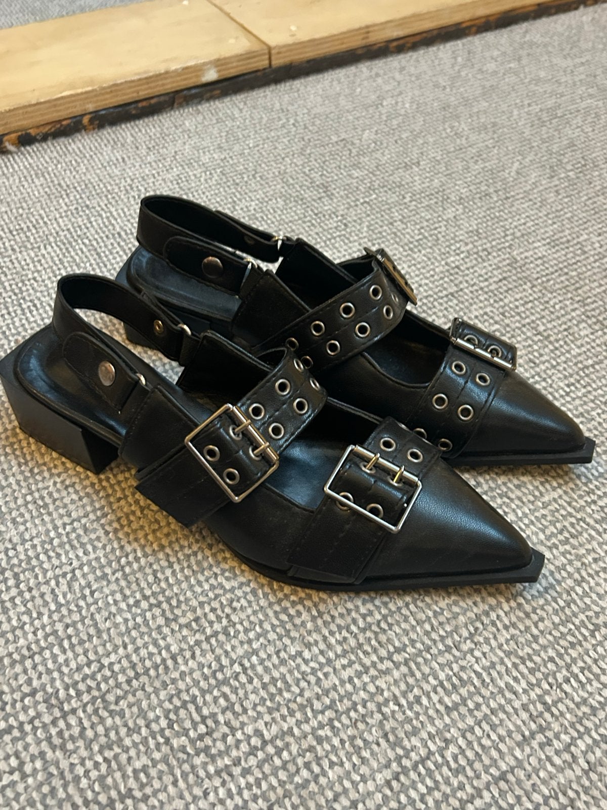 Zwarte muiltjes met studs - Maat 39, Kleding | Dames, Schoenen, Ophalen of Verzenden, Zo goed als nieuw, Zwart, Sandalen of Muiltjes