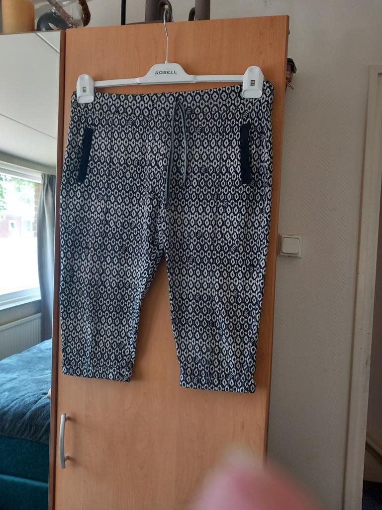 Korte broek maat 40/42 van zoso, Kleding | Dames, Broeken en Pantalons, Maat 38/40 (M), Kort, Zwart, Ophalen of Verzenden