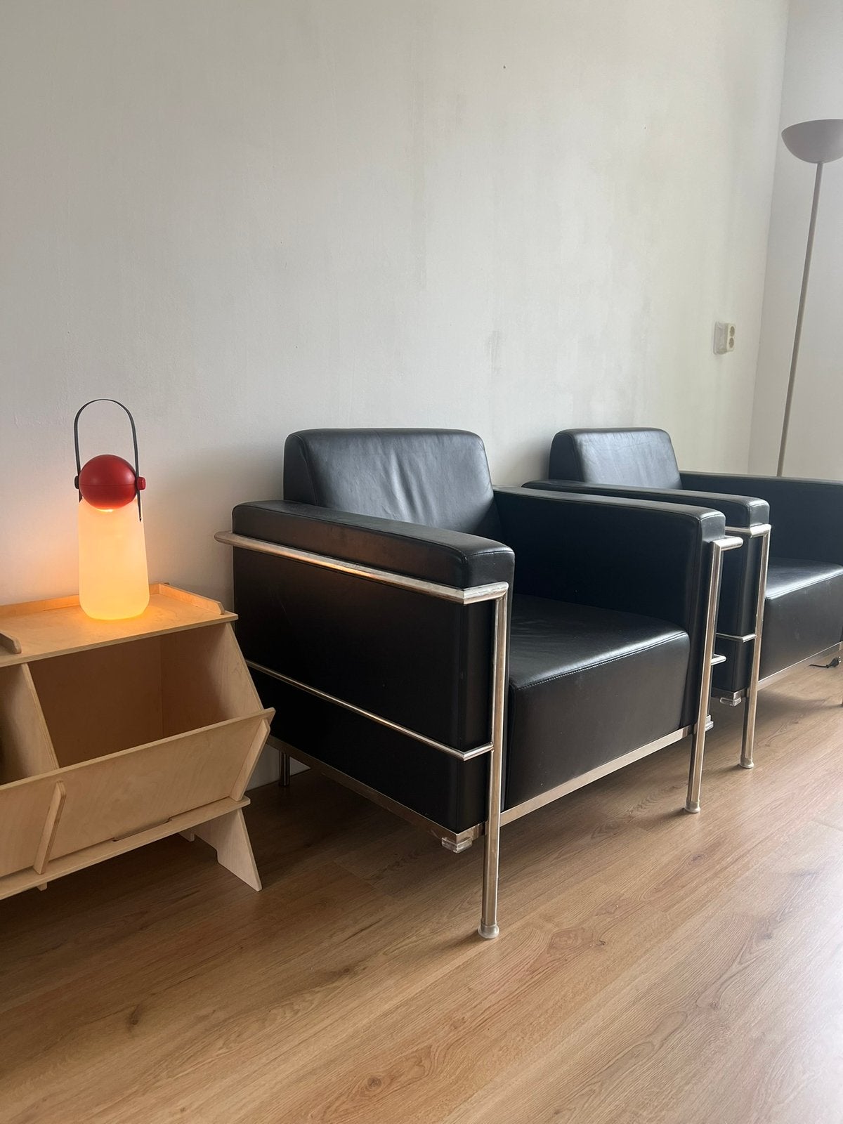 2 kunstleren stoelen gebasseerd op de Cassina LC2, Ophalen, Zo goed als nieuw, 75 tot 100 cm, Minder dan 150 cm
