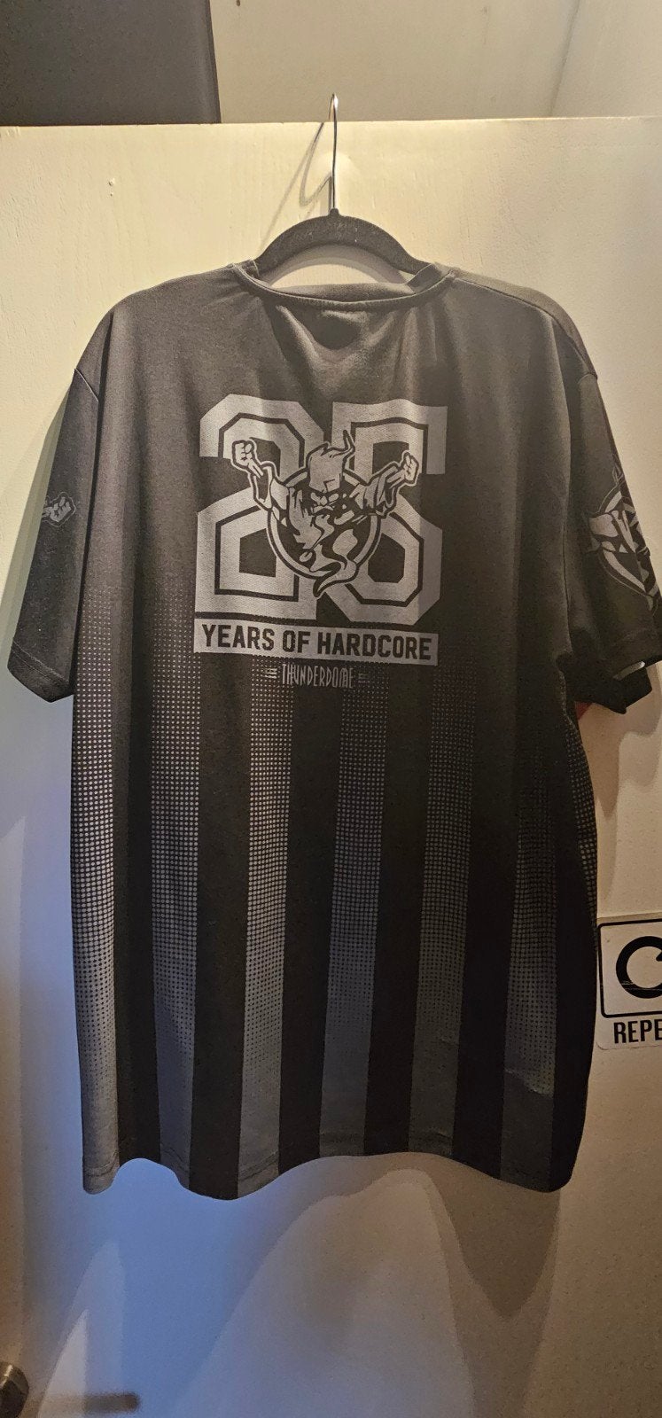 Thunderdome 25 Years soccershirt maat XL, Kleding | Heren, T-shirts, Ophalen of Verzenden, Nieuw, Zwart