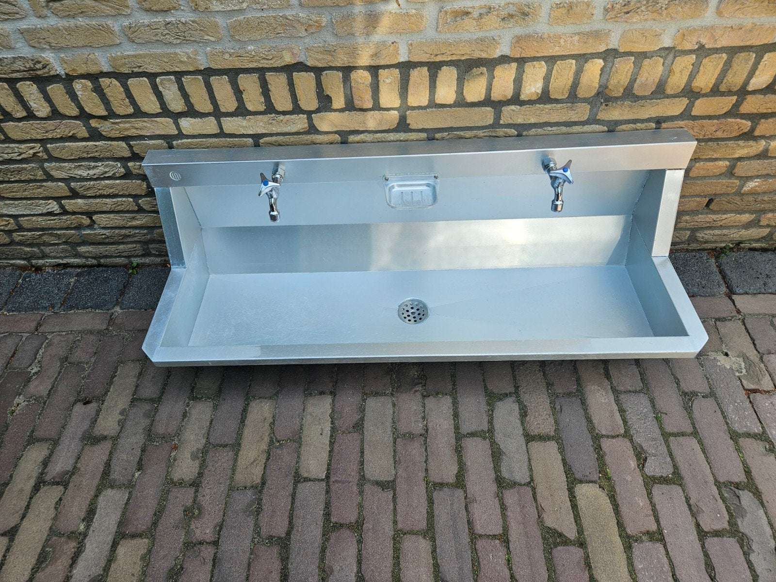 wasbak/wastrog/spoelbak alu 1.20 m lang met 2 kranen, Doe-het-zelf en Verbouw, Sanitair, Ophalen, Gebruikt, Wastafel