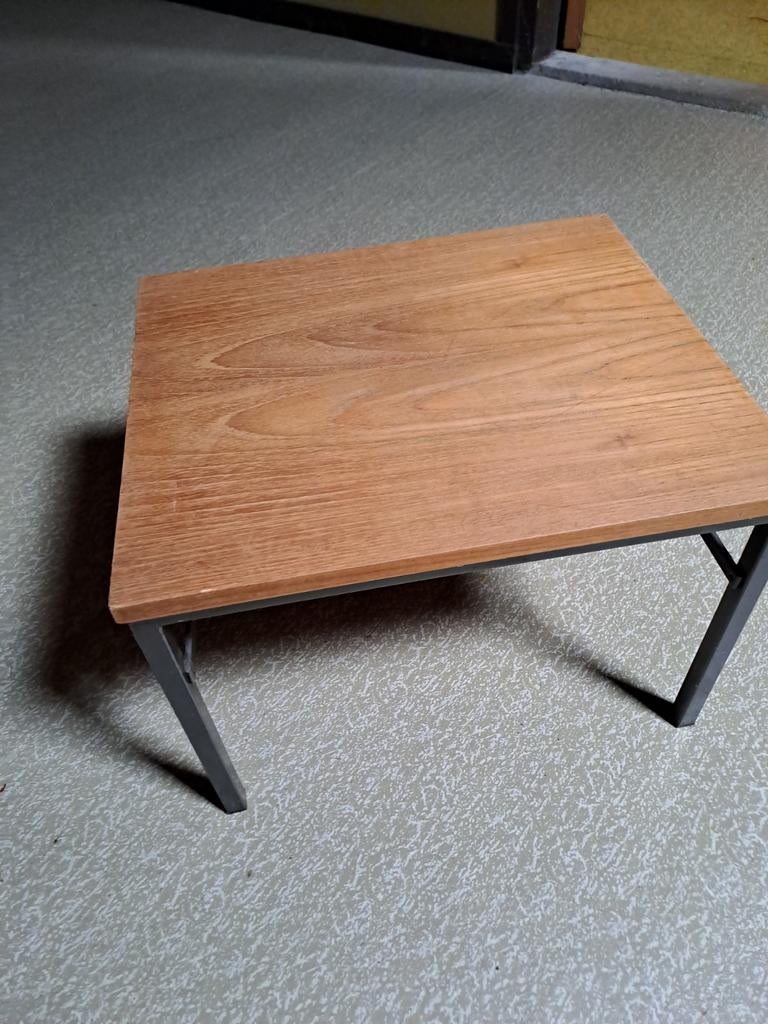 Vintage houten bijzettafel met metalen onderstel, Huis en Inrichting, Tafels | Bijzettafels, Minder dan 45 cm, Minder dan 55 cm