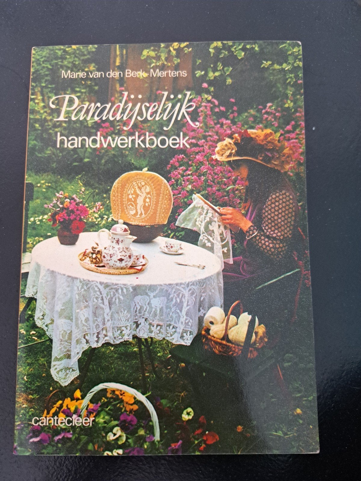 Paradijselijk handwerkboek - Marie van den Berk-Mertens, Ophalen of Verzenden
