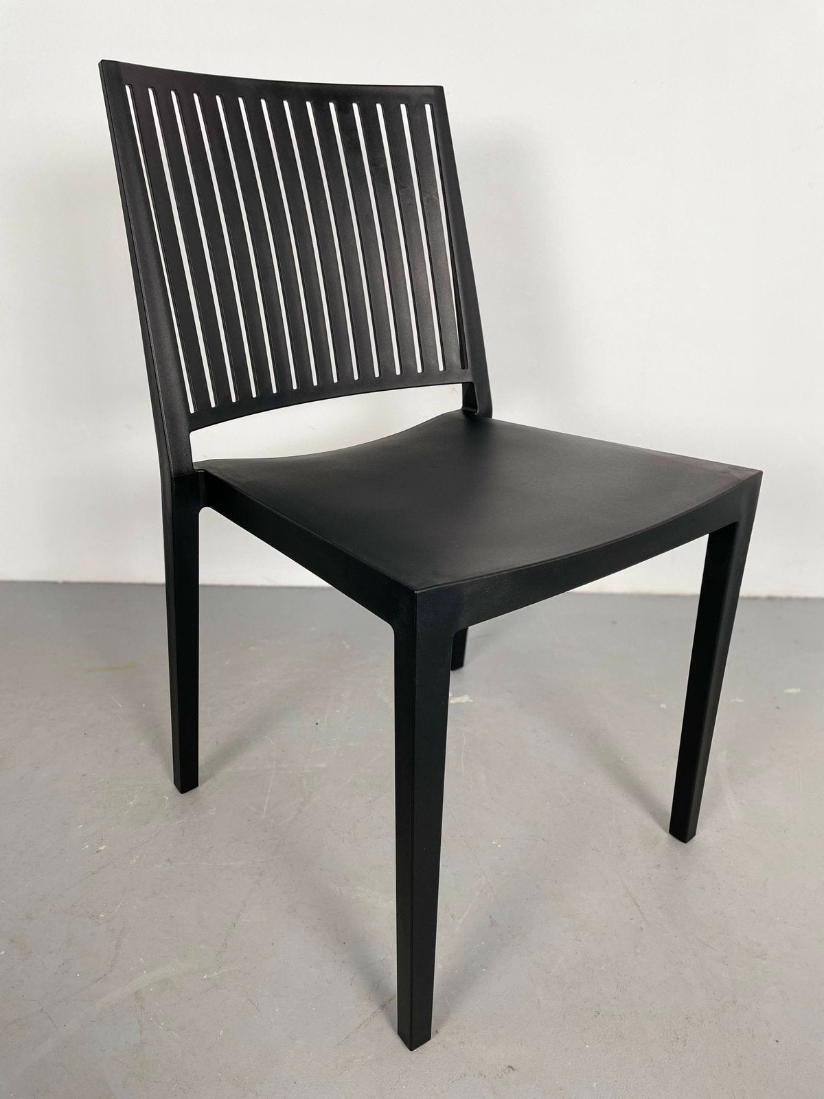 40x Luxe tuinstoelen terrasstoelen stapelstoel, Ophalen, Kunststof, Zwart, Nieuw