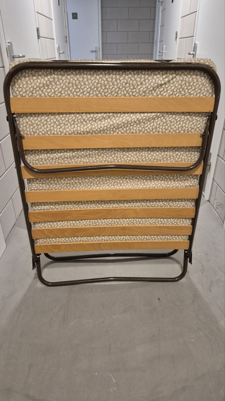 Opklapbaar logeerbed 190x80 cm met matras, Ophalen, Gebruikt, Eenpersoons, Bruin