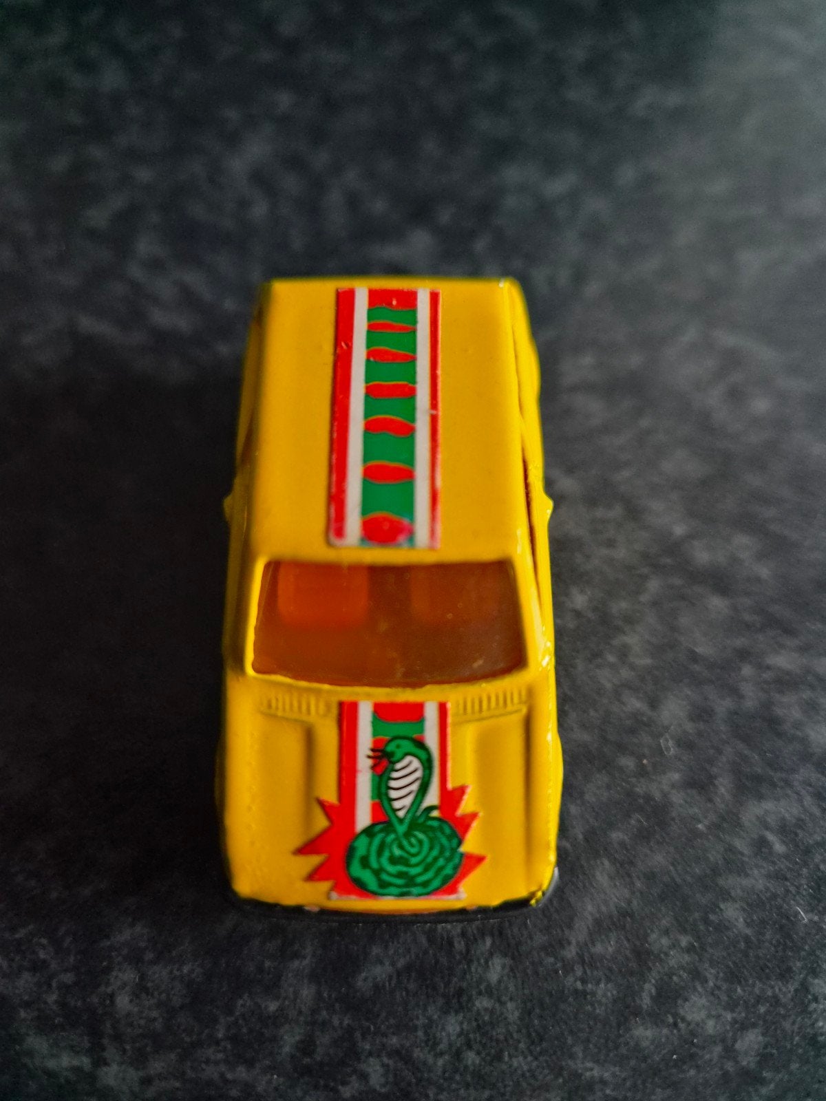 Gele speelgoedauto met cobra-sticker, Ophalen of Verzenden, Gebruikt