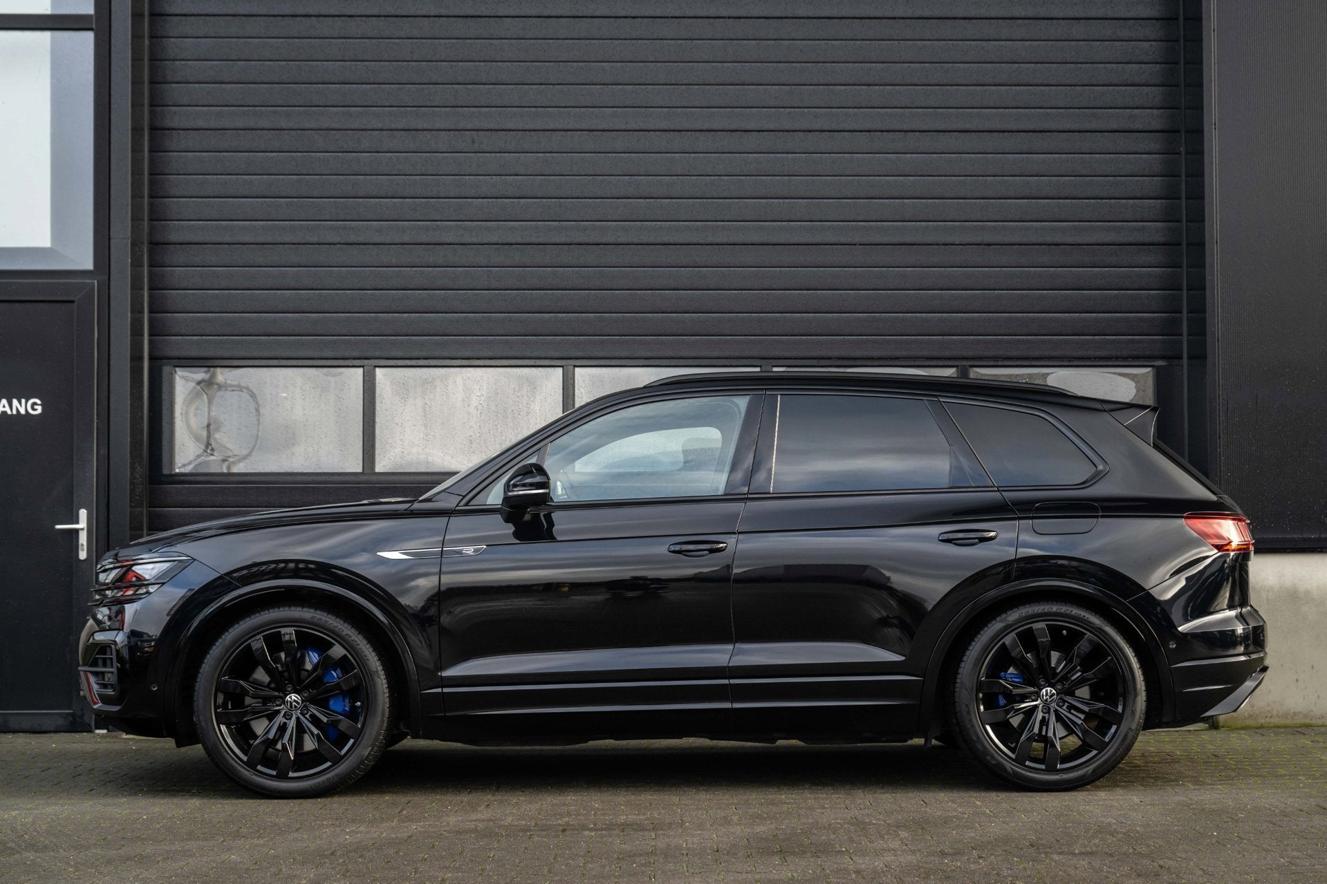 Volkswagen Touareg R 3.0 TSi Plug-in 4MOTION 462PK|PANO|HUD|, Auto's, Volkswagen, Gebruikt, Zwart, 2995 cc, 462 pk