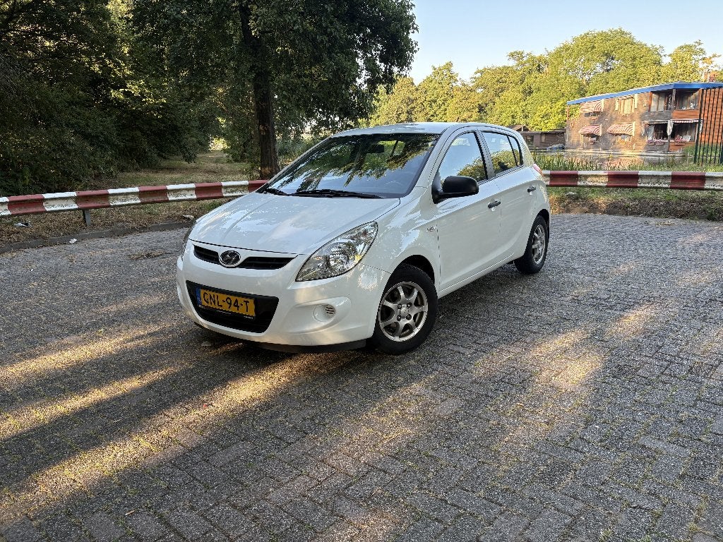 Hyundai i20 1.2 5-DRS 2011 Wit - Nieuwe koppeling!!, Auto's, Hyundai, Euro 5, Electronic Stability Program (ESP), 4 cilinders