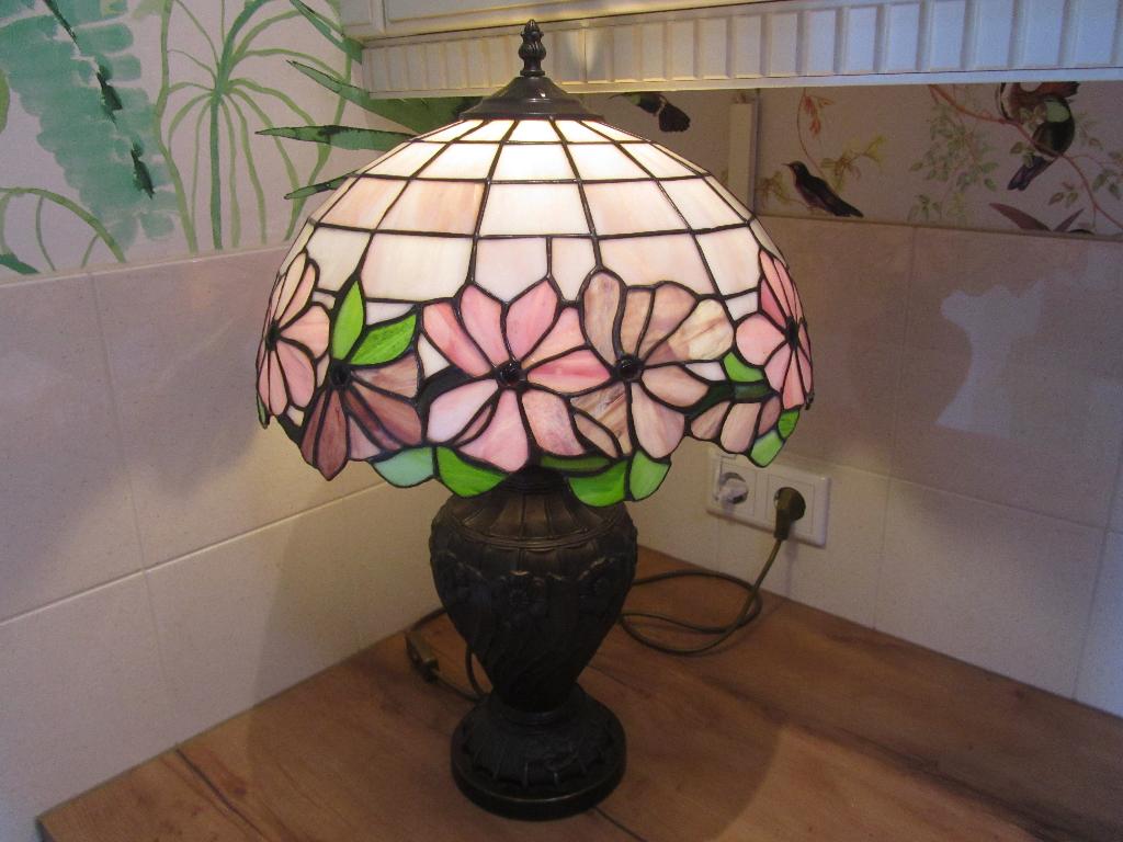 Tiffany tafellamp met prachtige voet, Huis en Inrichting, Lampen | Tafellampen, Ophalen, 50 tot 75 cm, Zo goed als nieuw, Tiffany