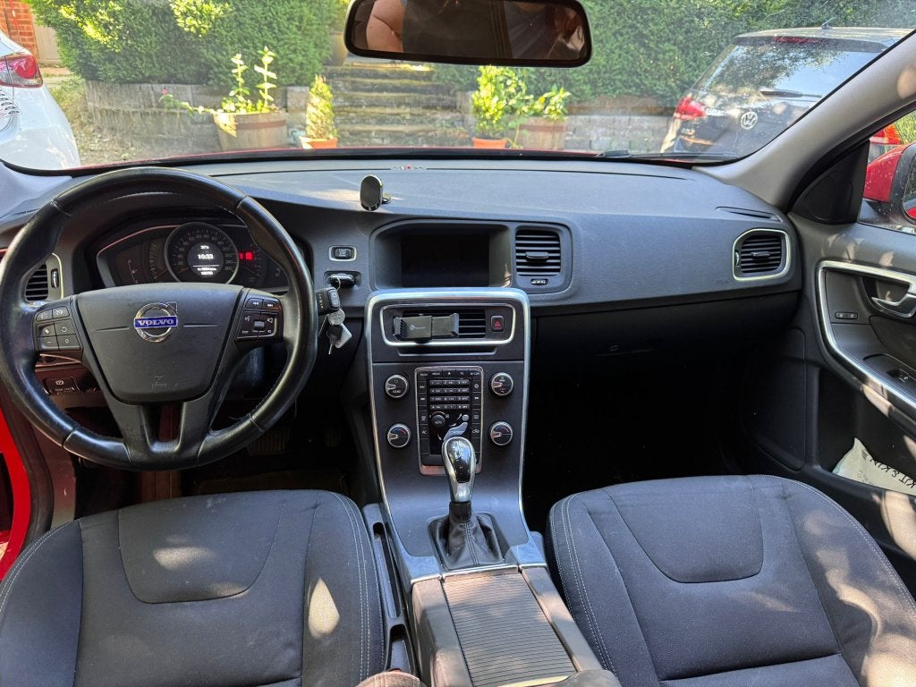 Volvo V60 T3 150pk Powershift 2014 Rood, Auto's, Stof, Zwart, 4 cilinders, Particulier