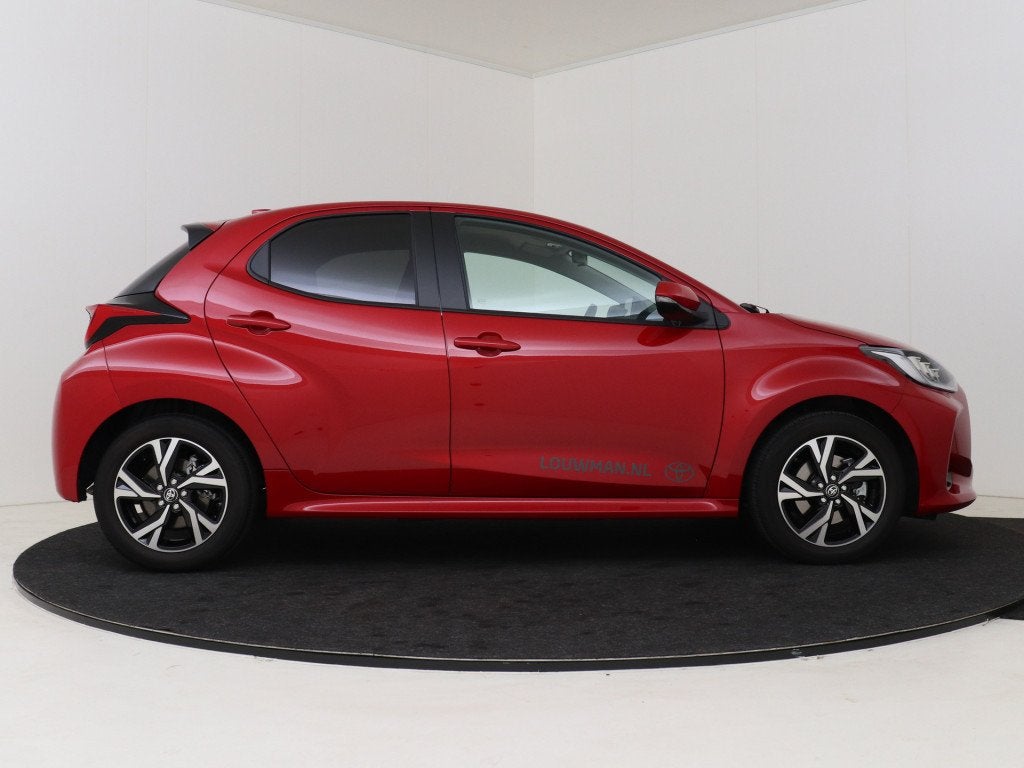 Toyota Yaris 1.5 Hybrid 115 Dynamic | Rijklaar | Navi | Crui, Auto's, 12 maanden, Zwart, Nieuw, Hybride Elektrisch/Benzine