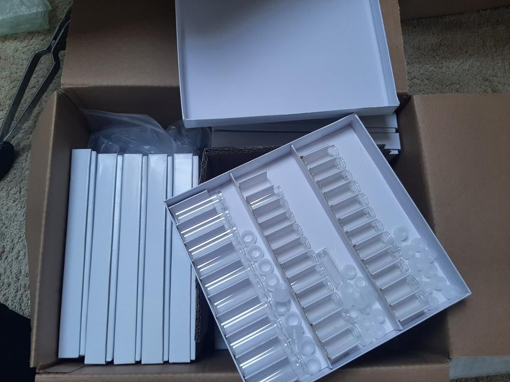 27 testdozen met elk 33 glazen buisjes NIEUW, Ophalen of Verzenden, Nieuw