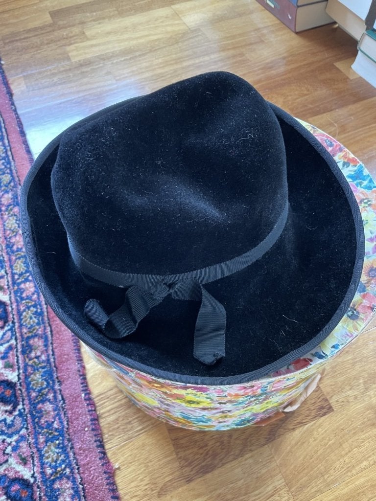 Hoed met strik /zwart / hautecouture merks/ vilt, Ophalen of Verzenden, Zo goed als nieuw