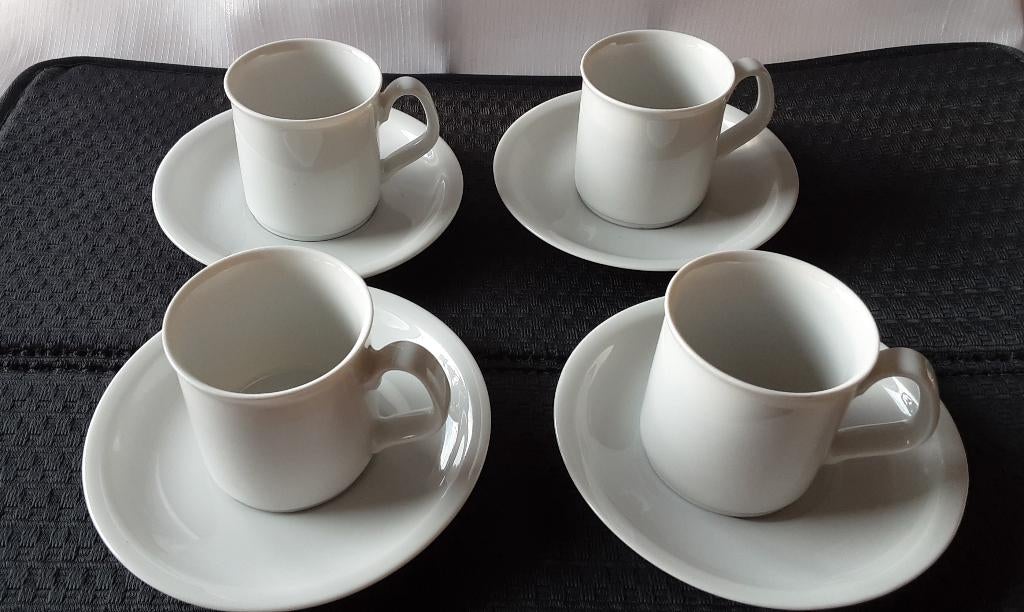 ARZBERG MOKKA kopjes met schoteltjes, wit, 4 stuks, Ophalen of Verzenden, Zo goed als nieuw, Overige stijlen, Kop(pen) en/of Schotel(s)