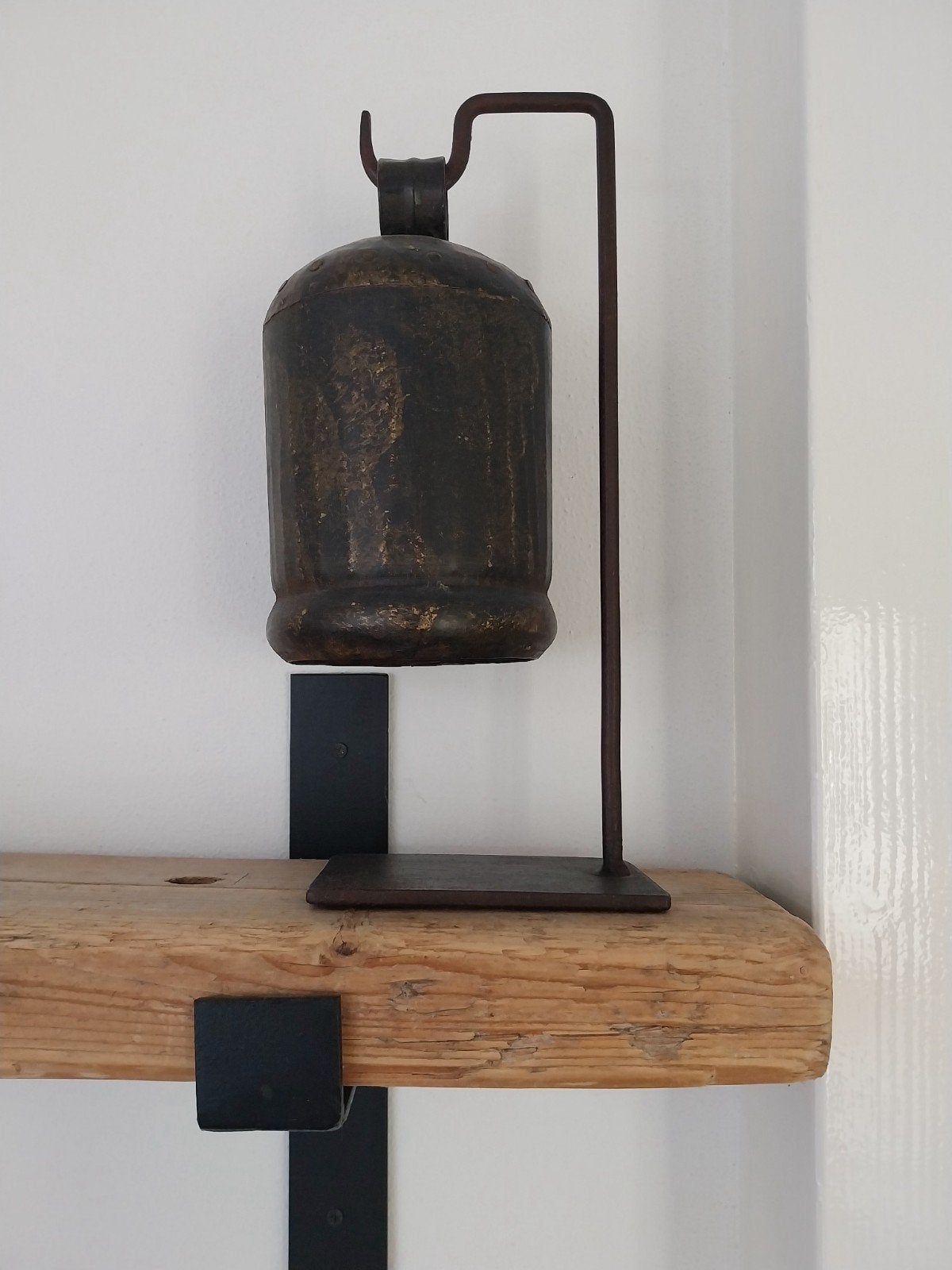 Decoratieve koeienbel op standaard - Vintage look, Ophalen of Verzenden