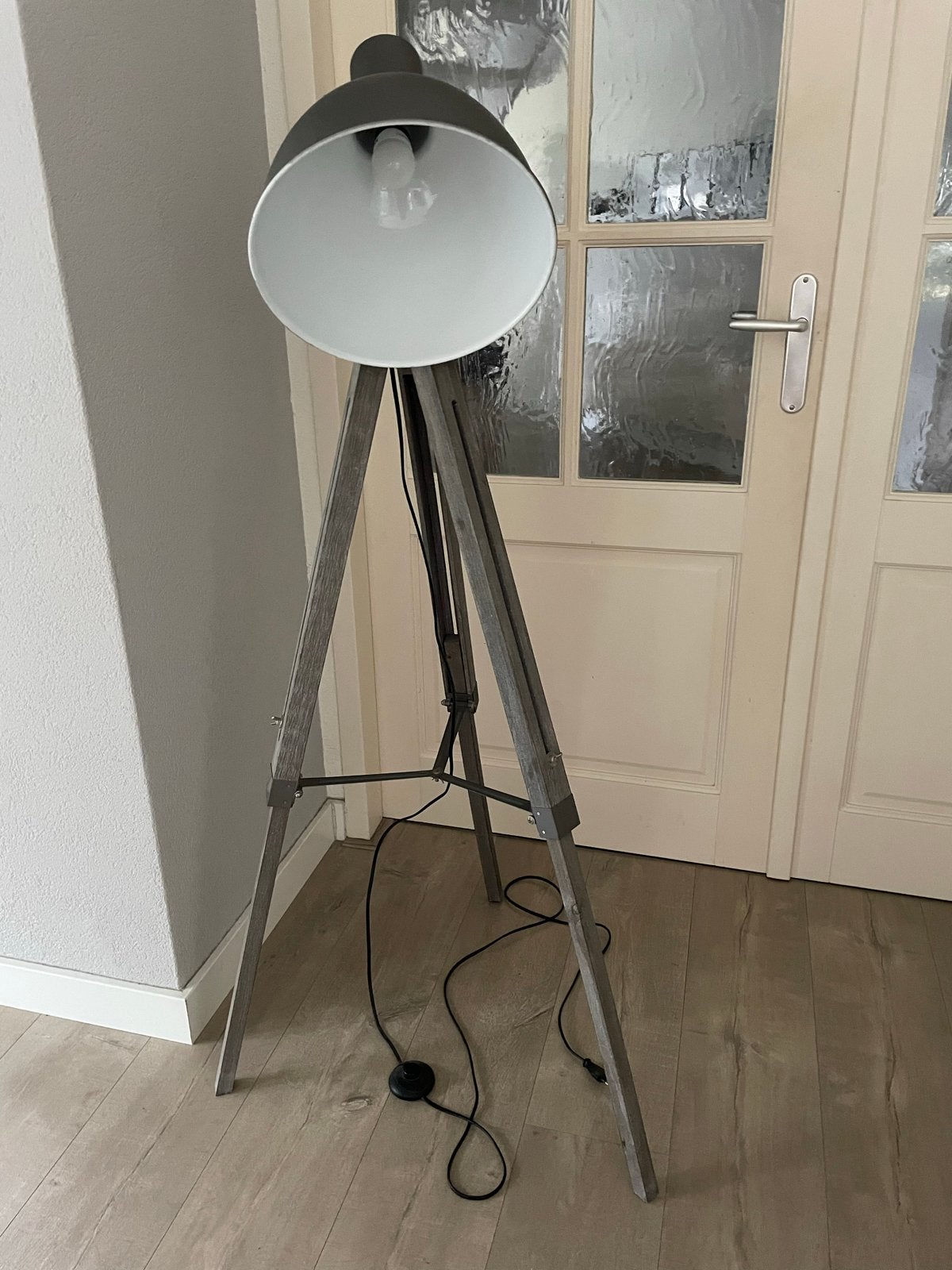 Moderne vloerlamp met houten driepoot en grijze kap, Gebruikt, 100 tot 150 cm, Hout, E27 (groot)