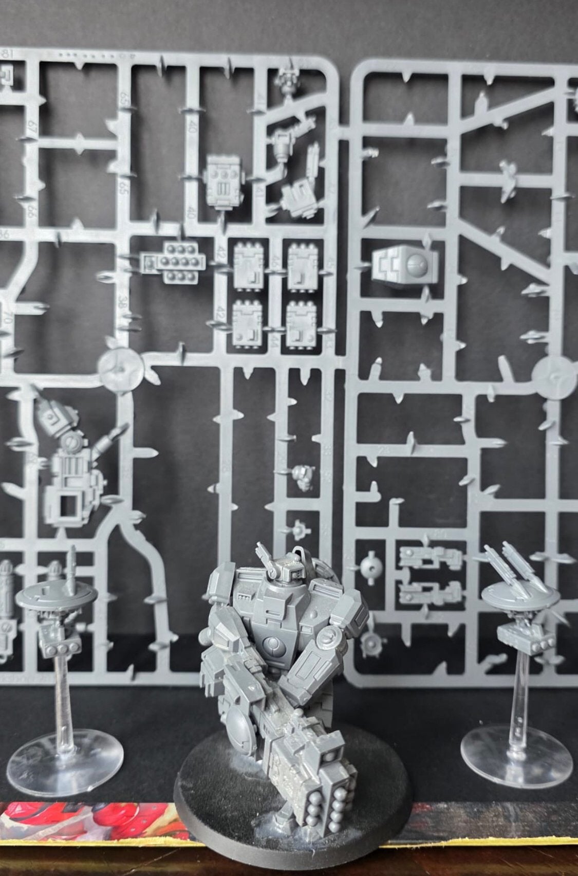 Warhammer 40k T'au empire Broadside battlesuit kitbasht, Ophalen of Verzenden, Nieuw, Warhammer, Figuurtje(s)