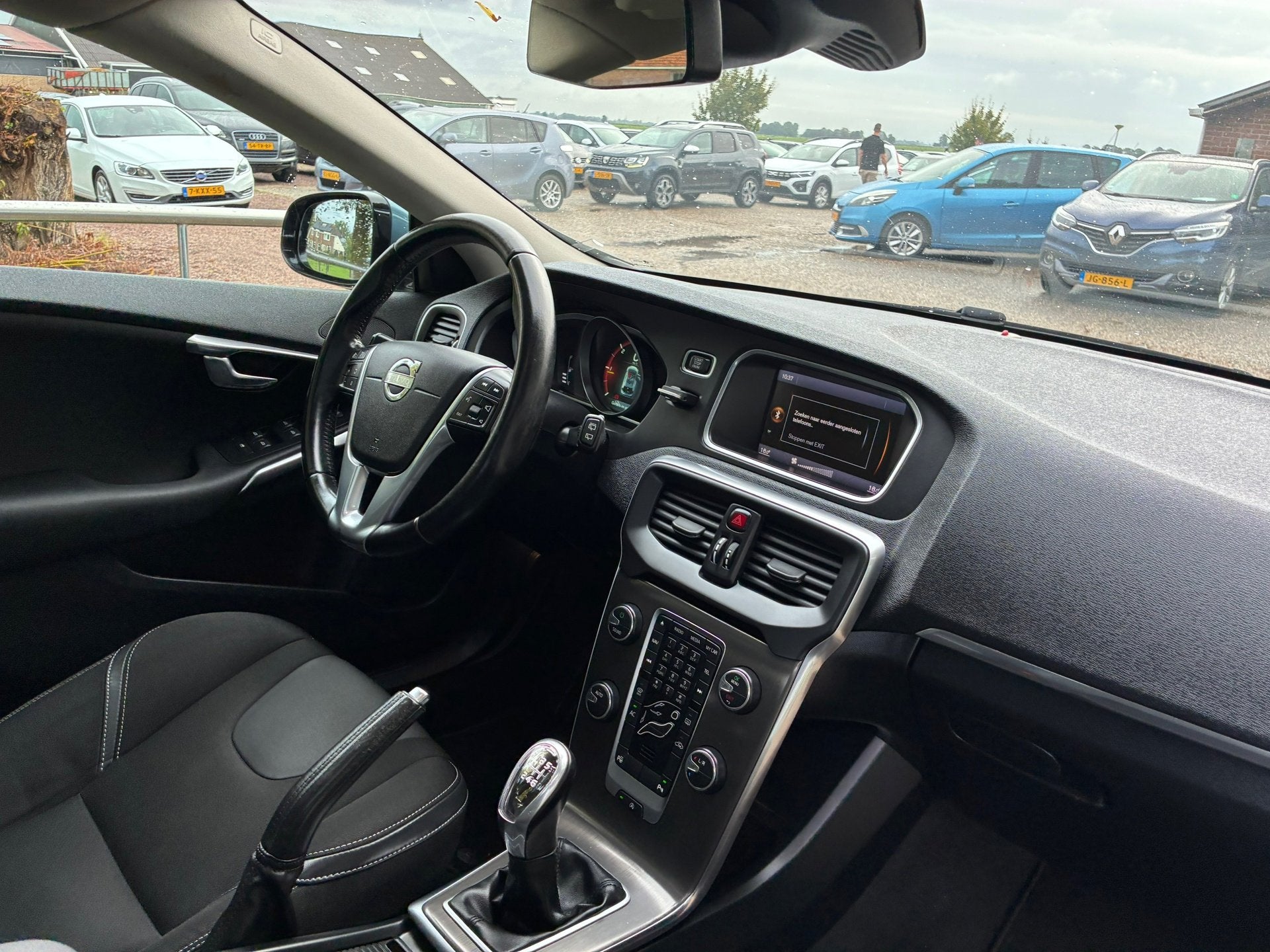 Volvo V40 1.6 D2 Momentum | Pano + Cruise + Clima Nu € 5.9, Auto's, Voorwielaandrijving, Euro 5, Gebruikt, Zwart