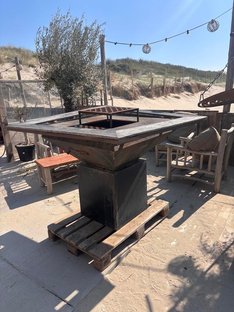 Robuuste Vuurkorf/BBQ voor buiten, Tuin en Terras, Tuintafels, Ophalen of Verzenden, Zo goed als nieuw