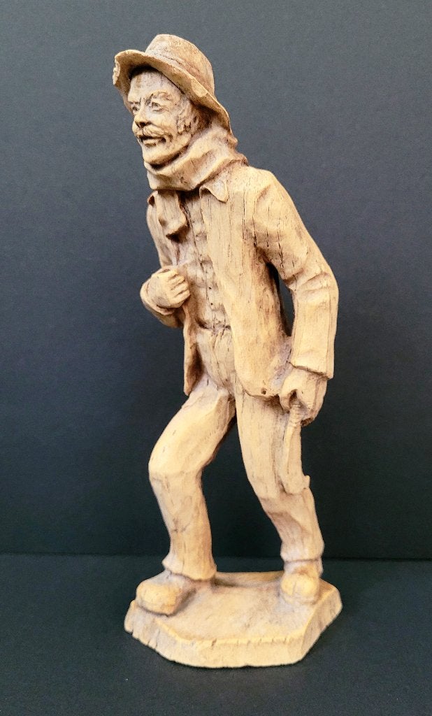 Handgesneden houten beeldje – oude man met hoed en sjaal, Houtsnijwerk, Ophalen of Verzenden, Handgemaakt, 20 - 50 cm