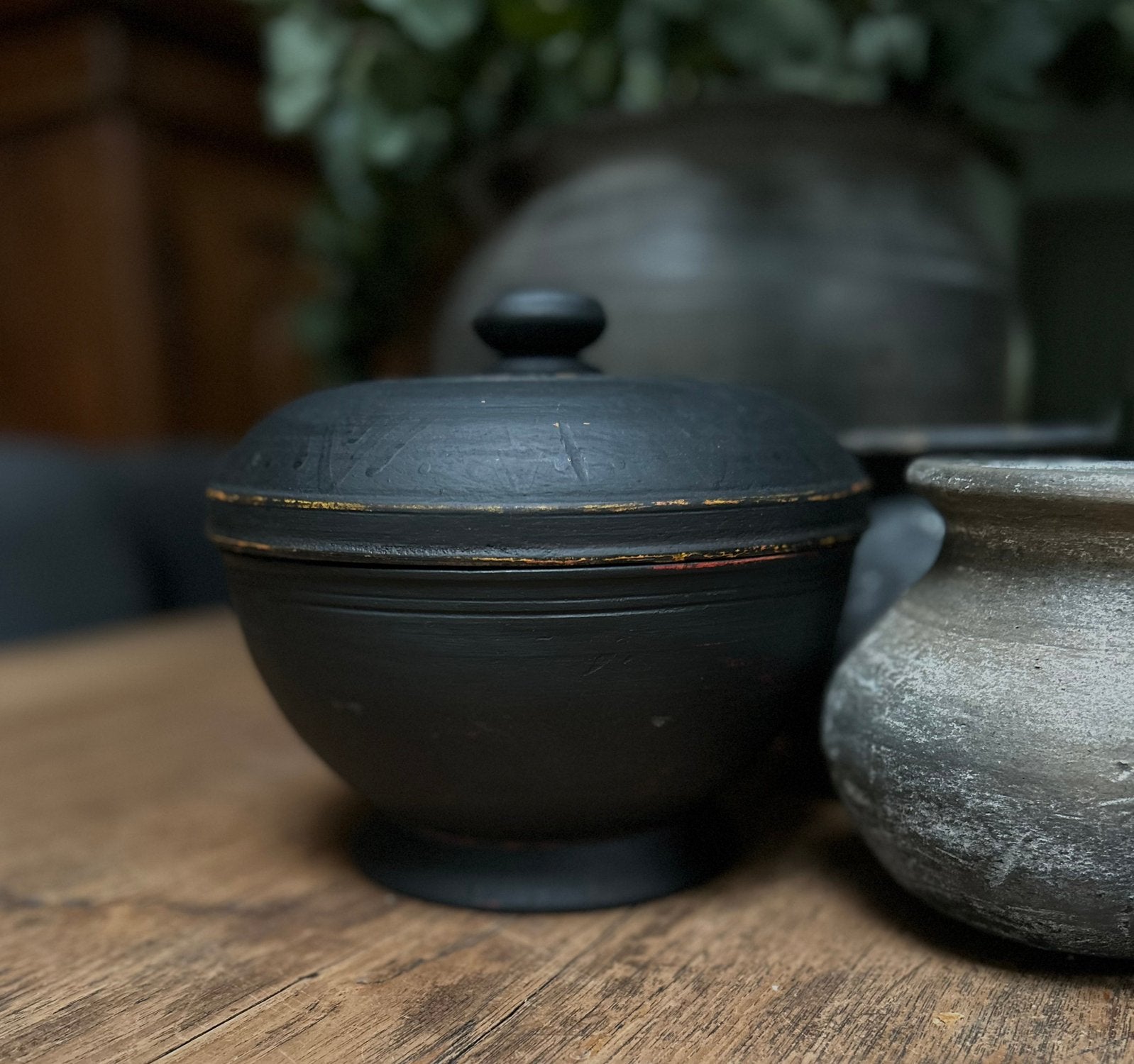 Landelijk houten dekselpotje sleets zwart oosters sober, Antiek en Kunst, Curiosa en Brocante, Ophalen of Verzenden