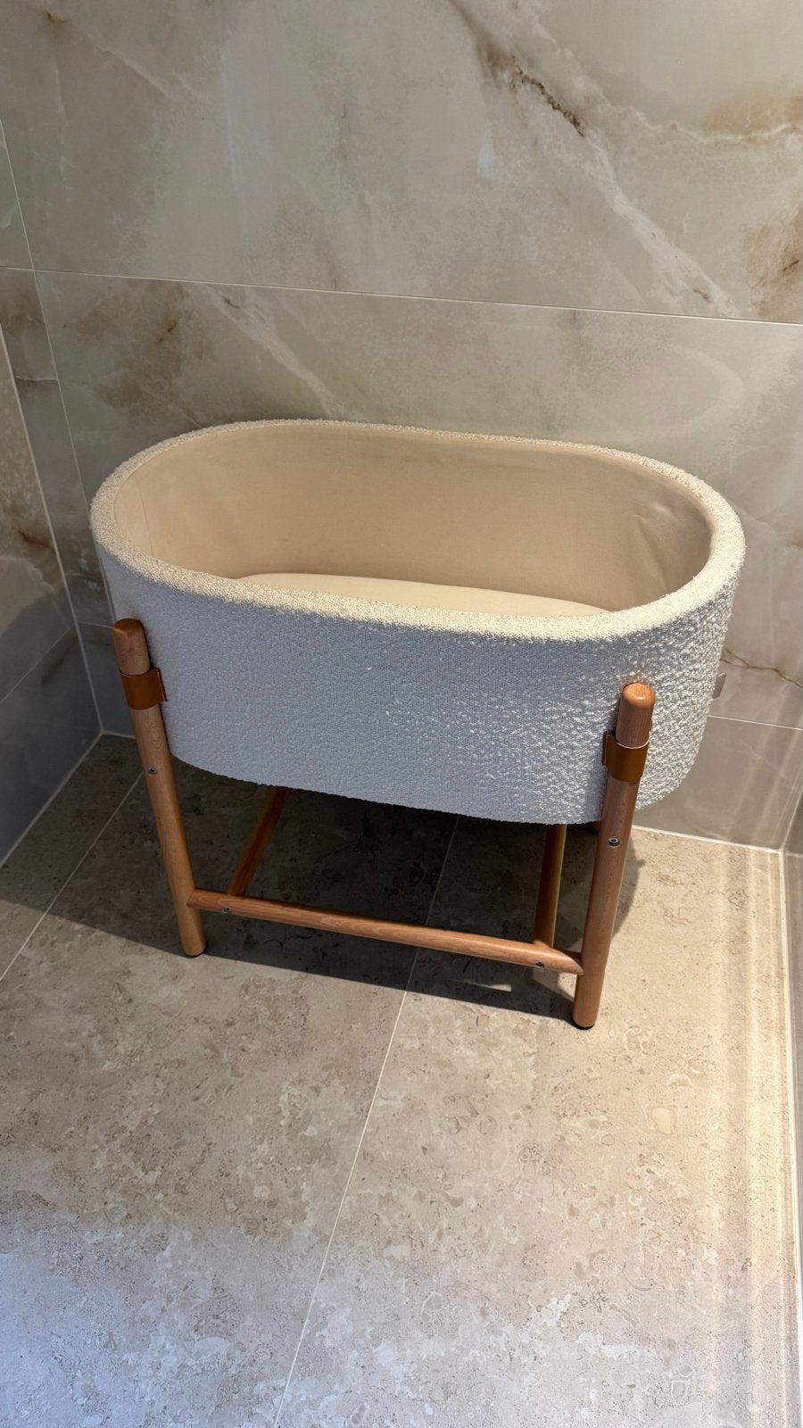 Kave Home Mozesmand Wieg Bouclé teddy Wit met Matrasje, Kinderen en Baby's, Babywiegjes en Ledikanten, Ophalen, Zo goed als nieuw