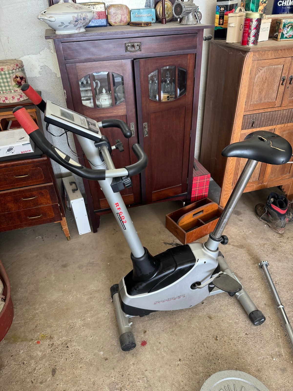 Hometrainer RF502 - Ideaal voor thuisworkouts, Ophalen, Gebruikt, Metaal, Benen