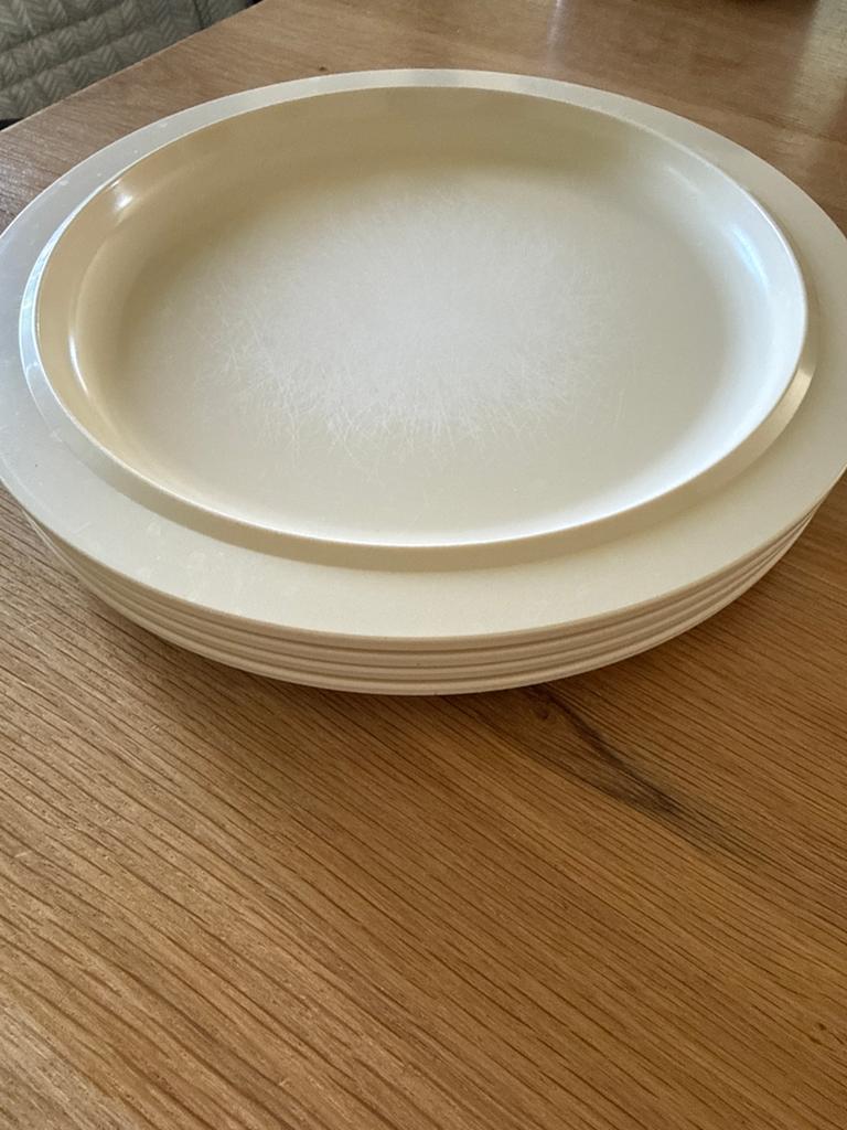 Set van 4 crèmekleurige Mepal borden, Caravans en Kamperen, Kampeeraccessoires, Ophalen of Verzenden, Gebruikt