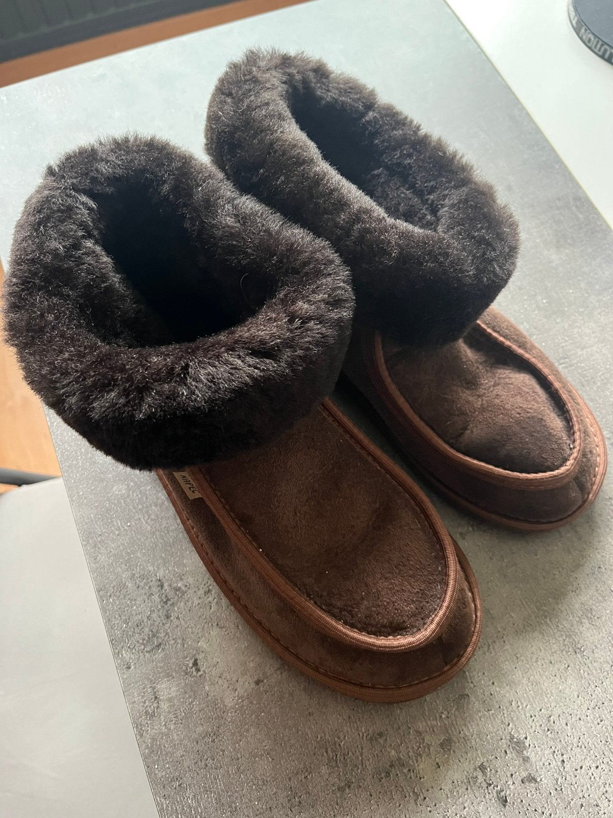 Kapec schapenwollen pantoffels, suèdeschapenwolbinnenkant 42, Kleding | Dames, Ophalen of Verzenden, Bruin, Pantoffels of Sloffen