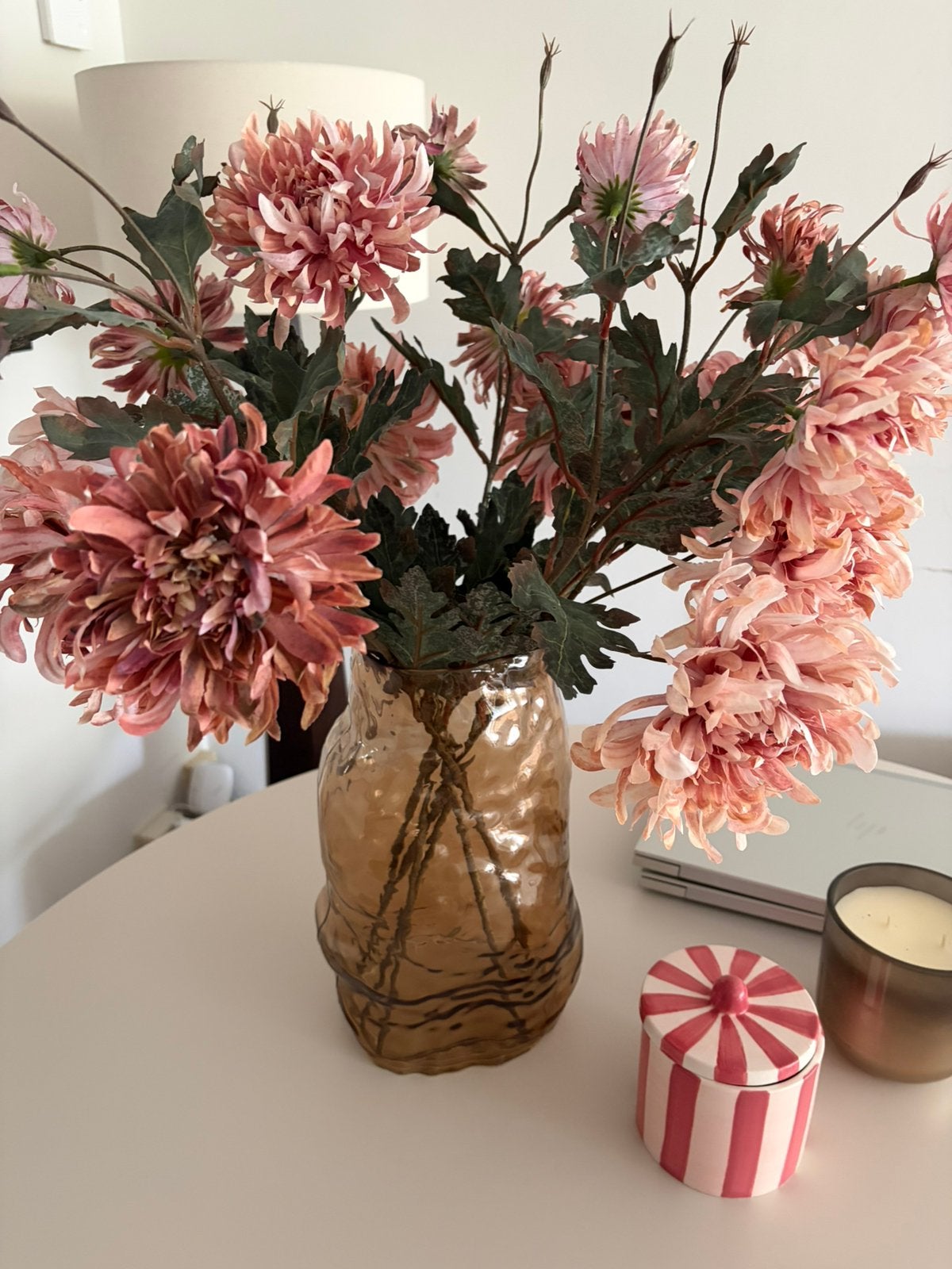 Bruine vaas met oud roze bloemen, Ophalen of Verzenden, Zo goed als nieuw