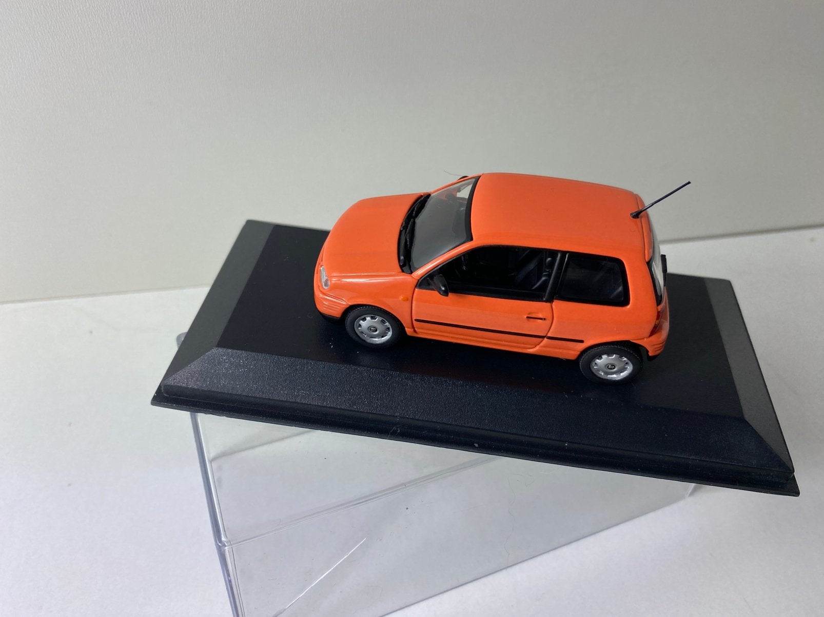 1:43 seat arosa-minichamps-vitrinekap heeft wat scheurtjes, Ophalen of Verzenden, Gebruikt, Auto, MiniChamps